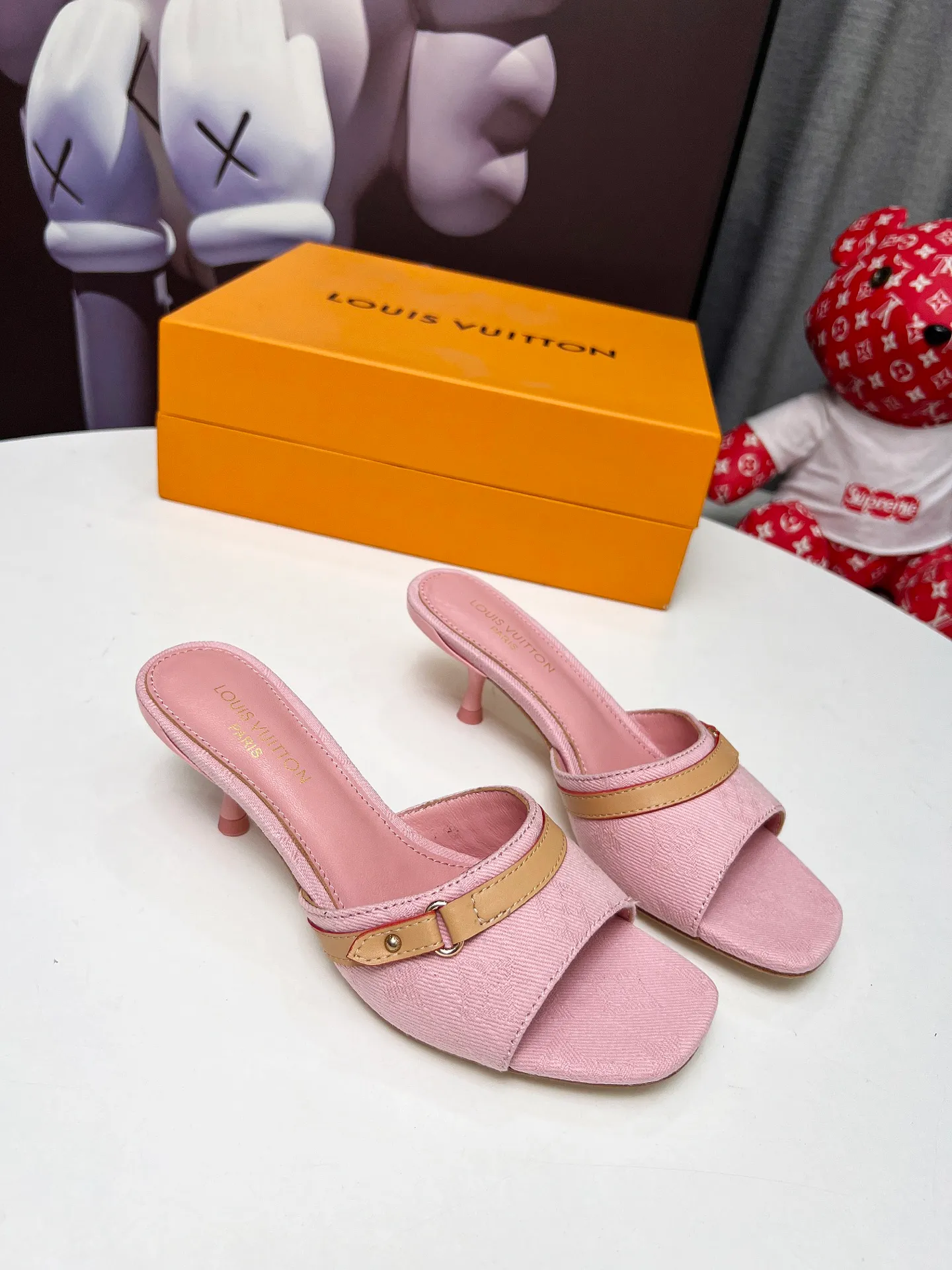 👟👟Ex-factory price 440👟👟 LV new denim kitten heel slippers 2025 summer must-have for goddesses, original replica, super comfortable on the feet. Show off the queen's temperament, the heel height is 5.5CM, which shows your temperament without being tiring. Standard code: 35-42 (41 and 42 codes are customized, non-returnable and non-exchangeable)